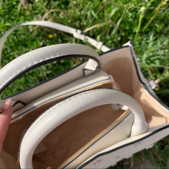 Beautiful White Daisy Tote - Picture 3 of 3